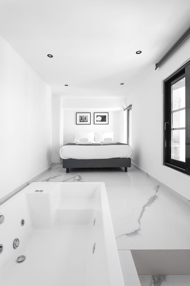 Luxury Suite, Hot Tub, City View photo 3