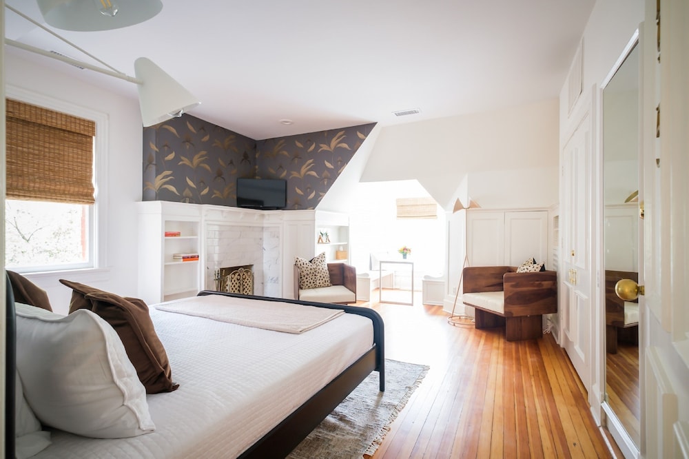 Room 5 (Suite)
