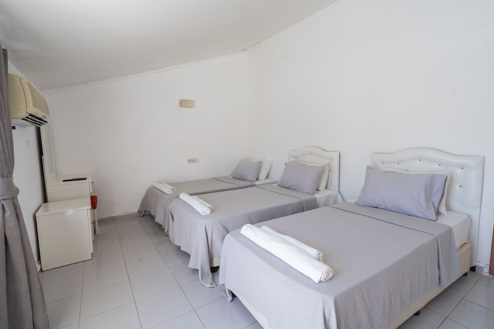 Basic Apartment, 3 Twin Beds, Partial Sea View