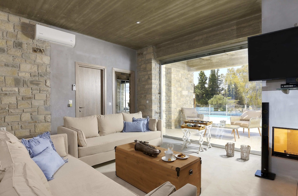 Luxury Villa, 2 Bedrooms photo 3