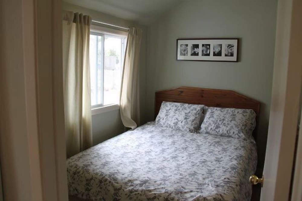 Cottage 1, 3 Bedrooms, 4 Queen Beds with Sofa bed, Kitchen photo 2