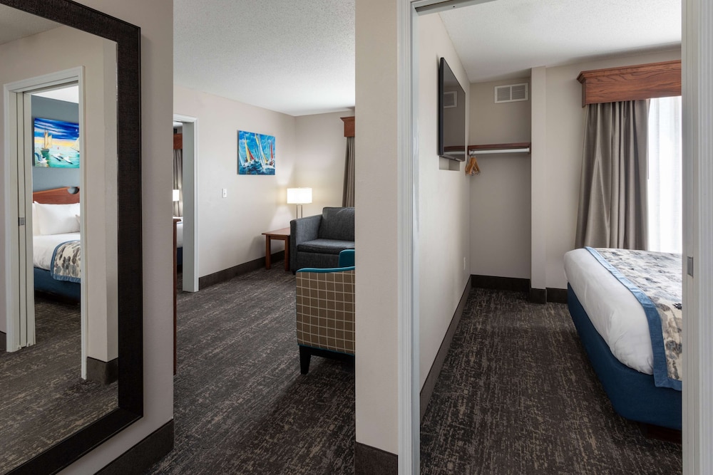 Suite, 2 Bedrooms, Non Smoking (Non-Accessible) - Photo 1
