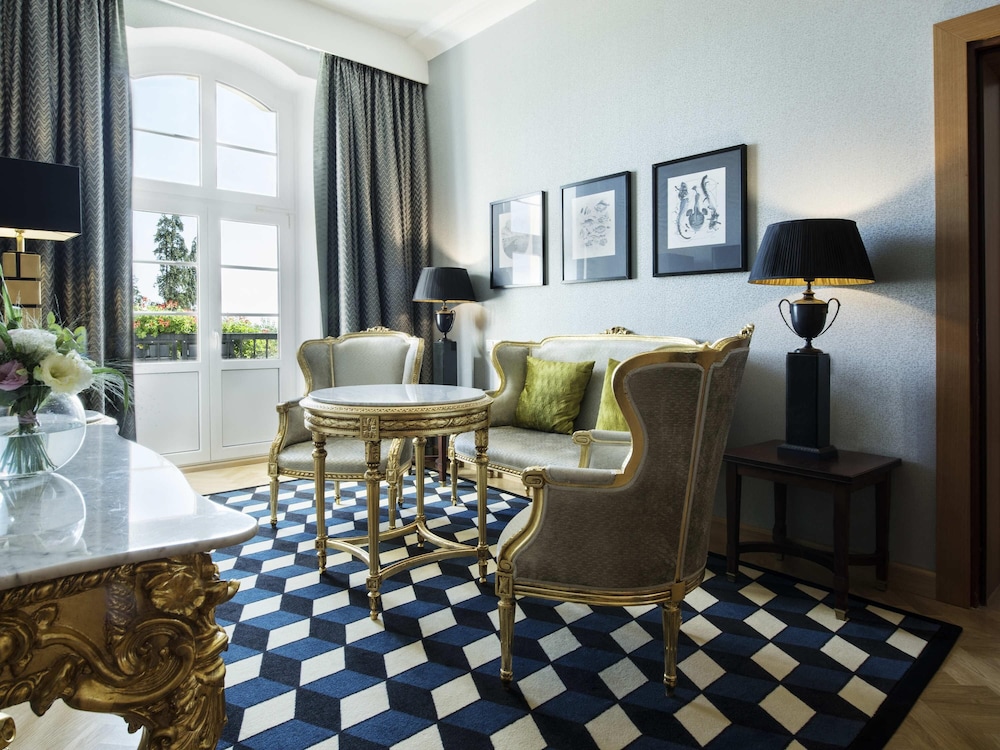 Suite, Multiple Beds, Terrace thumbnail 6