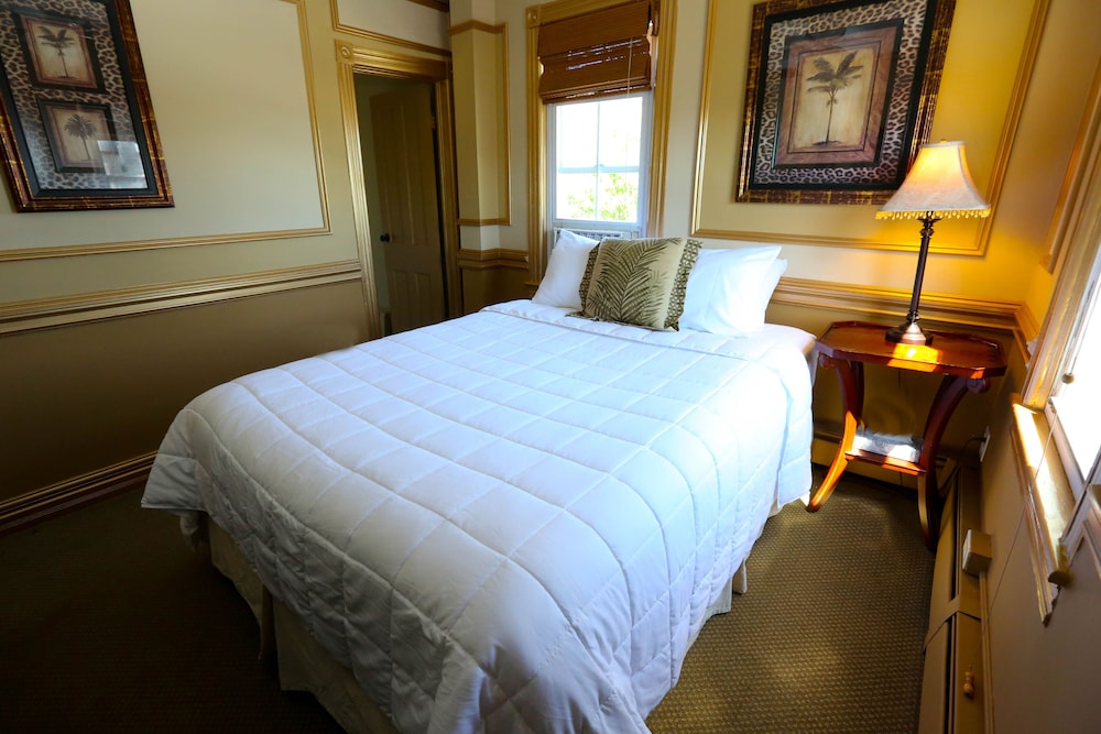 Deluxe Room, 1 Queen Bed, Private Bathroom (Deluxe Queen Room) photo 2