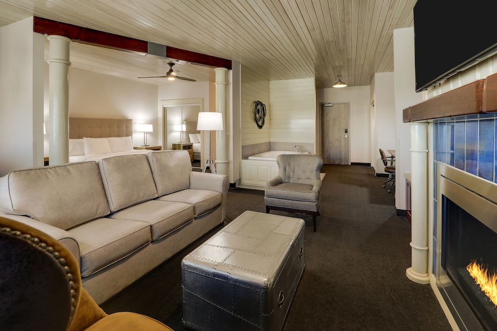 Theme Suite with Whirlpool photo 1