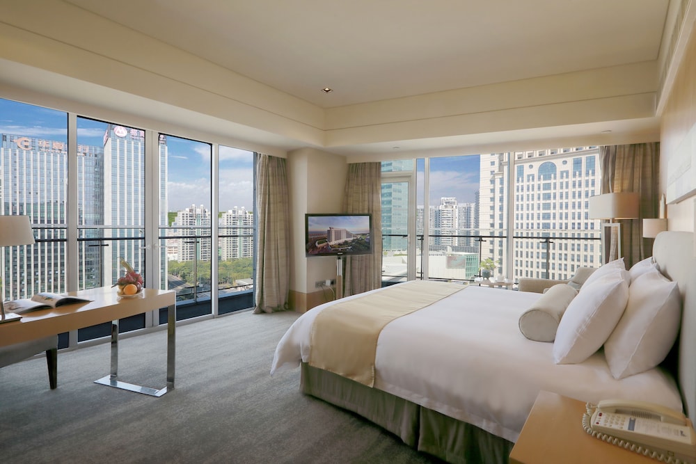 Deluxe CBD View Queen Room - Photo 1