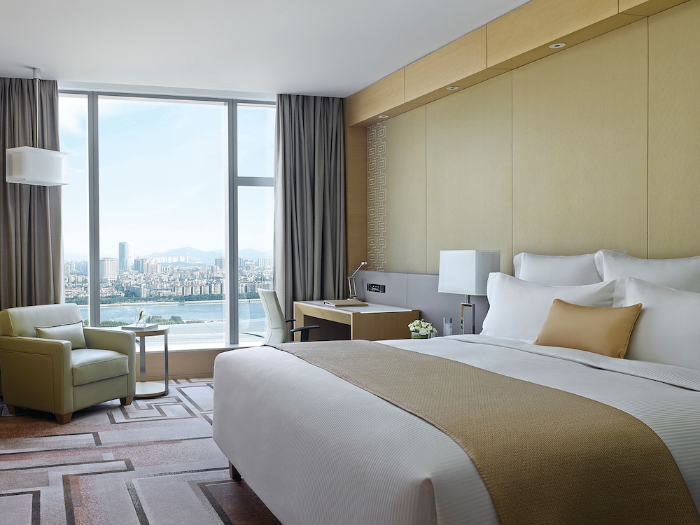 Superior Room, 1 Queen Bed photo 2