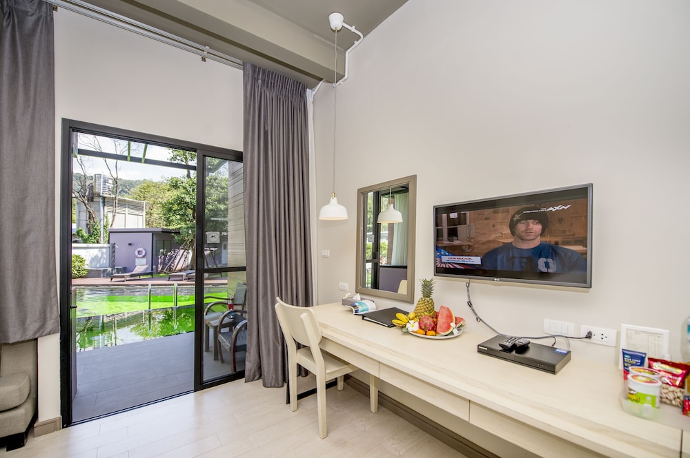 Premier Room, Pool Access - Photo 12