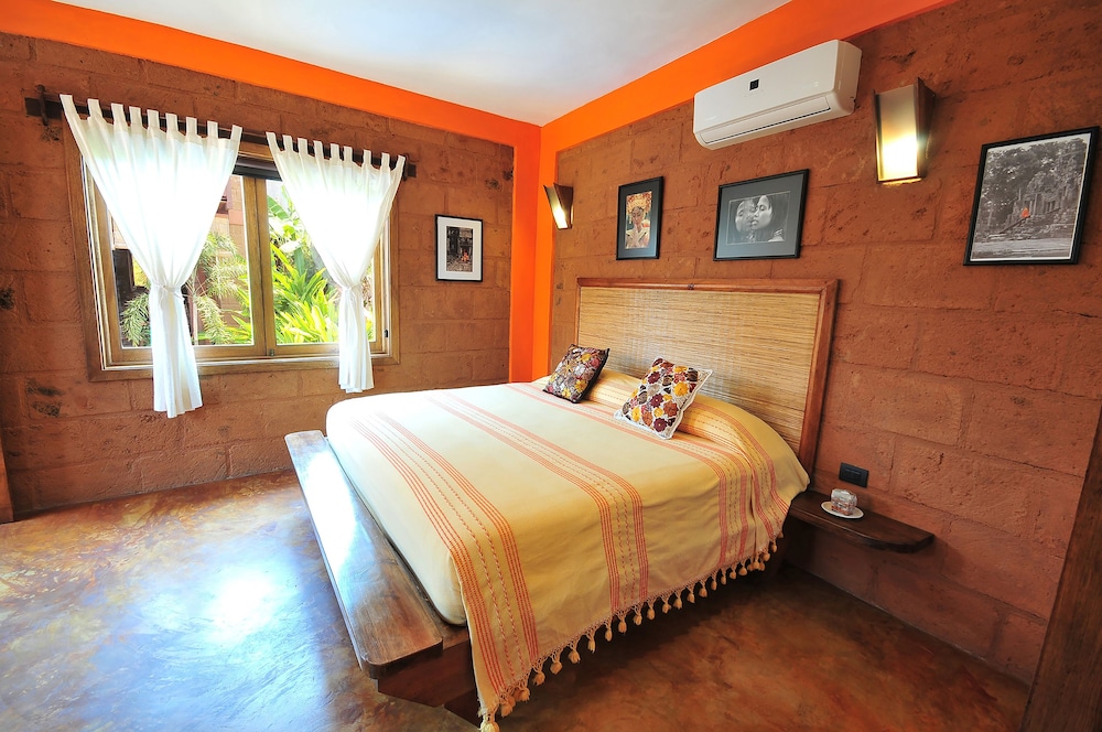 Premium Double Room, 1 King Bed, Private Bathroom, Garden View