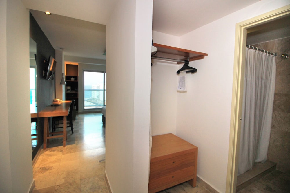 Standard Room, 1 King Bed, Sea View photo 2