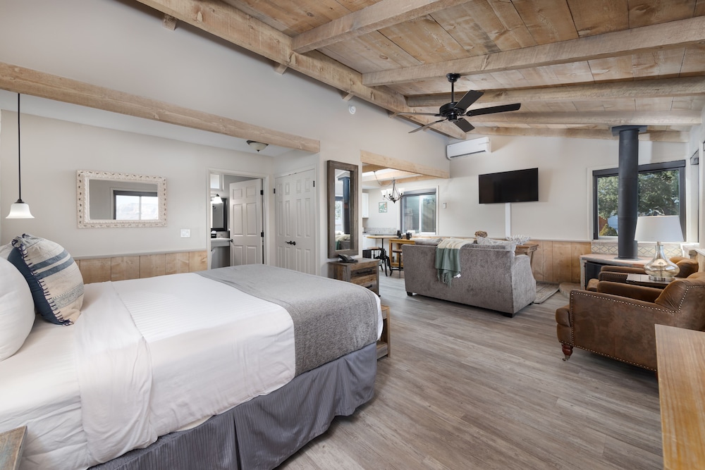 Cottage, 1 King Bed - Photo 3