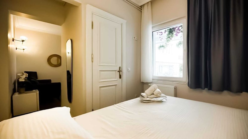 Business Room, 1 Queen Bed, Non Smoking, Ground Floor photo 1