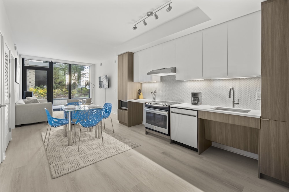 Luxury Apartment, 2 Bedrooms, Balcony (Room décor/layout/colors vary by unit) - Photo 1