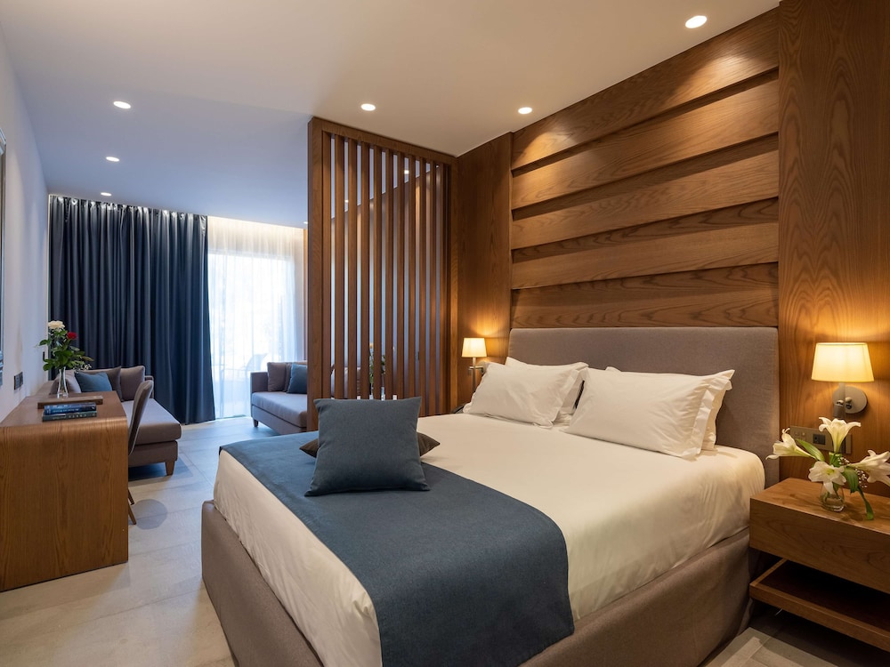 Comfort Quadruple Room, Garden View thumbnail 5
