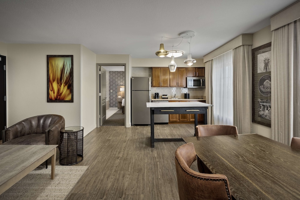 Suite, 1 King Bed, Accessible, Bathtub (Mobility & Hearing) photo 2