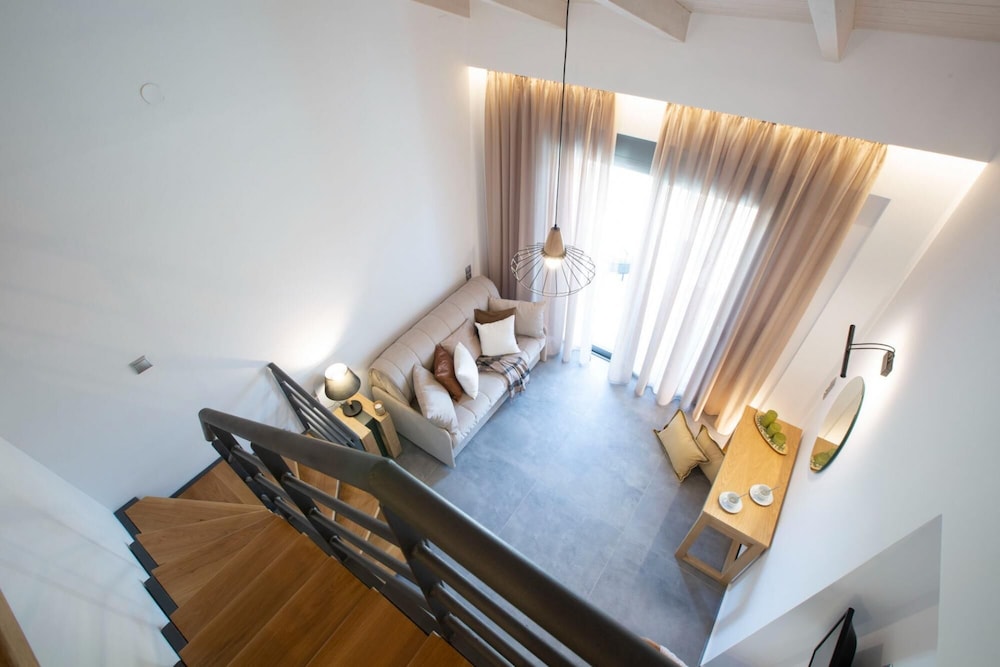 Villa, Smoking photo 3
