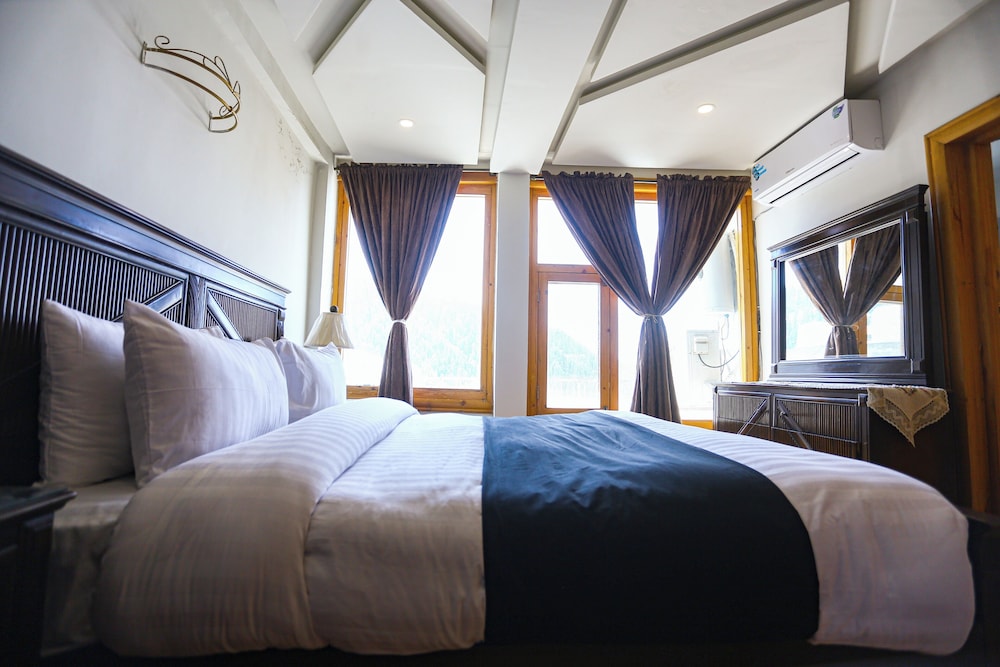 Standard Suite, Balcony, Hill View