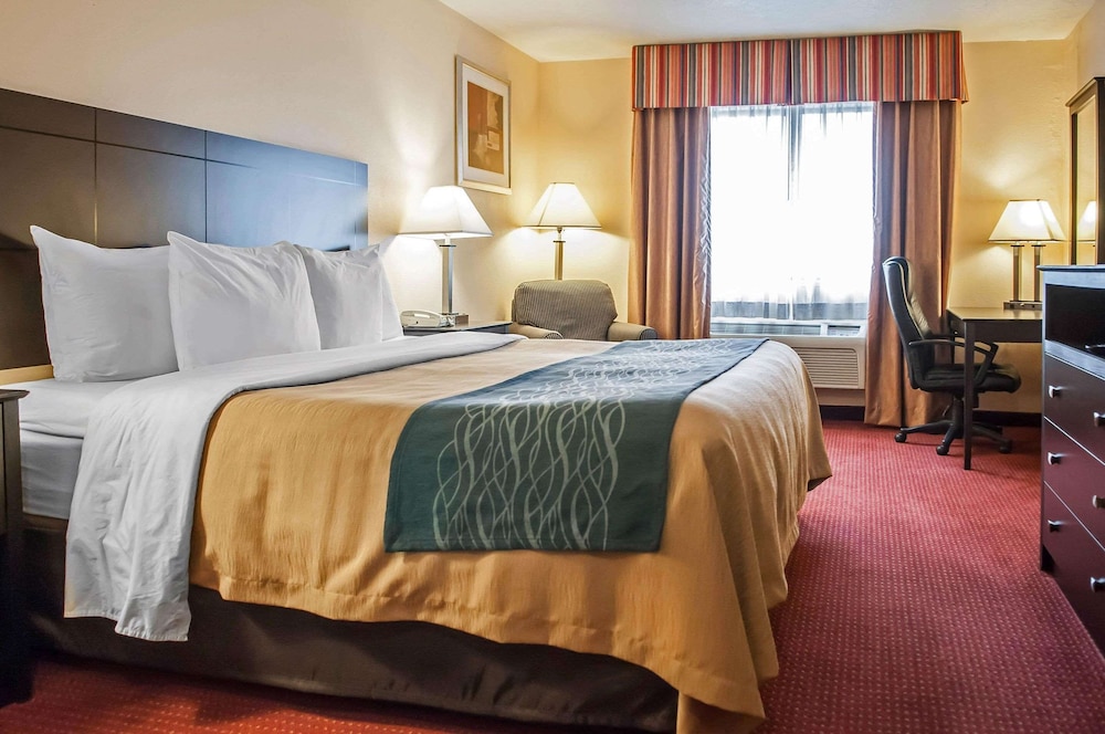 Standard Room, 1 King Bed, Non Smoking (First Floor) - Photo 1