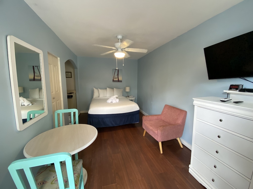 Superior Studio, 1 Queen Bed, Kitchenette, Corner photo 2