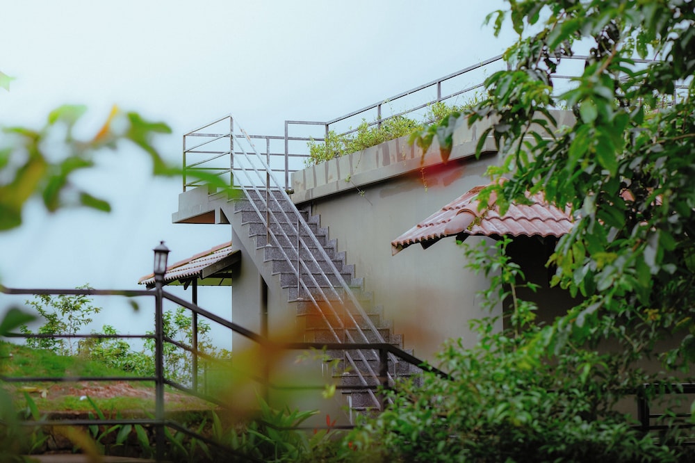 Honeymoon Cottage with Jacuzzi - Photo 15