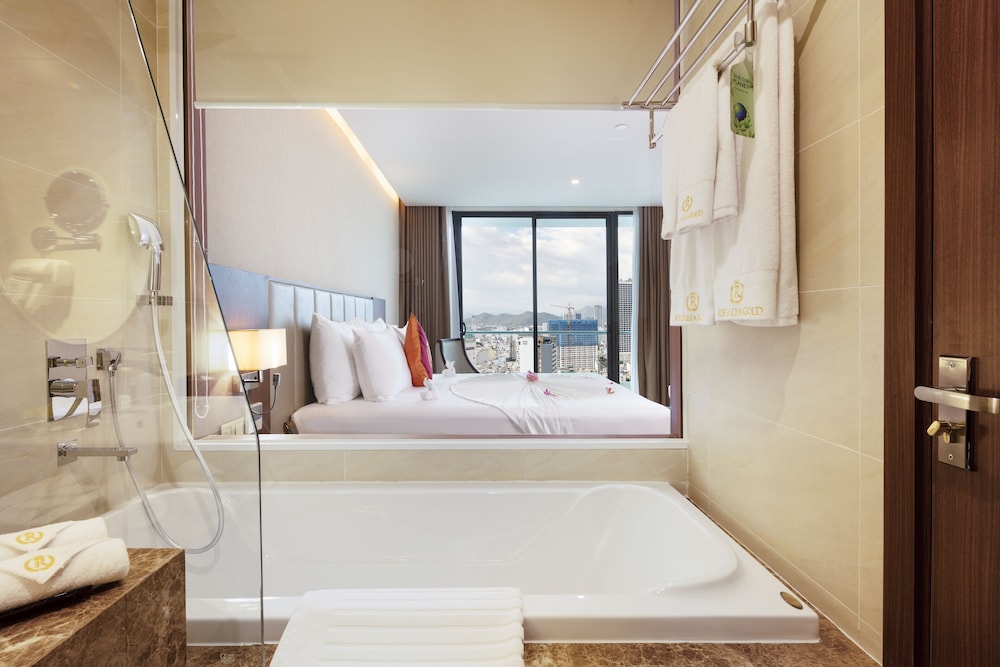 Grand Deluxe Balcony Partial Sea View - Photo 3
