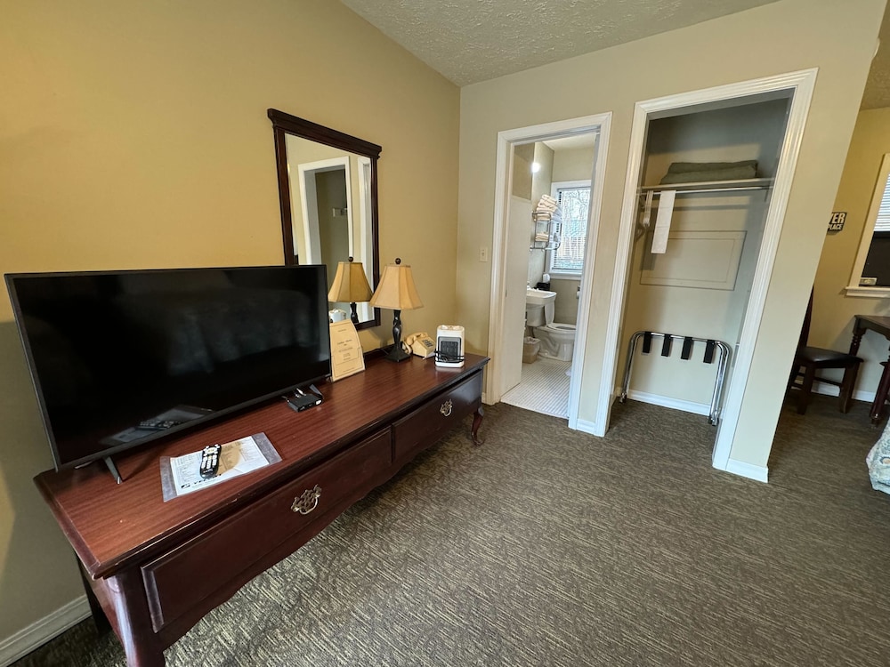 Basic Room, 2 Double Beds, Non Smoking photo 2