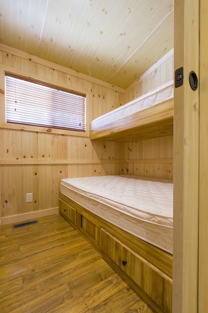 Deluxe Cabin, 2 Bedrooms (No Linens Provided) photo 2