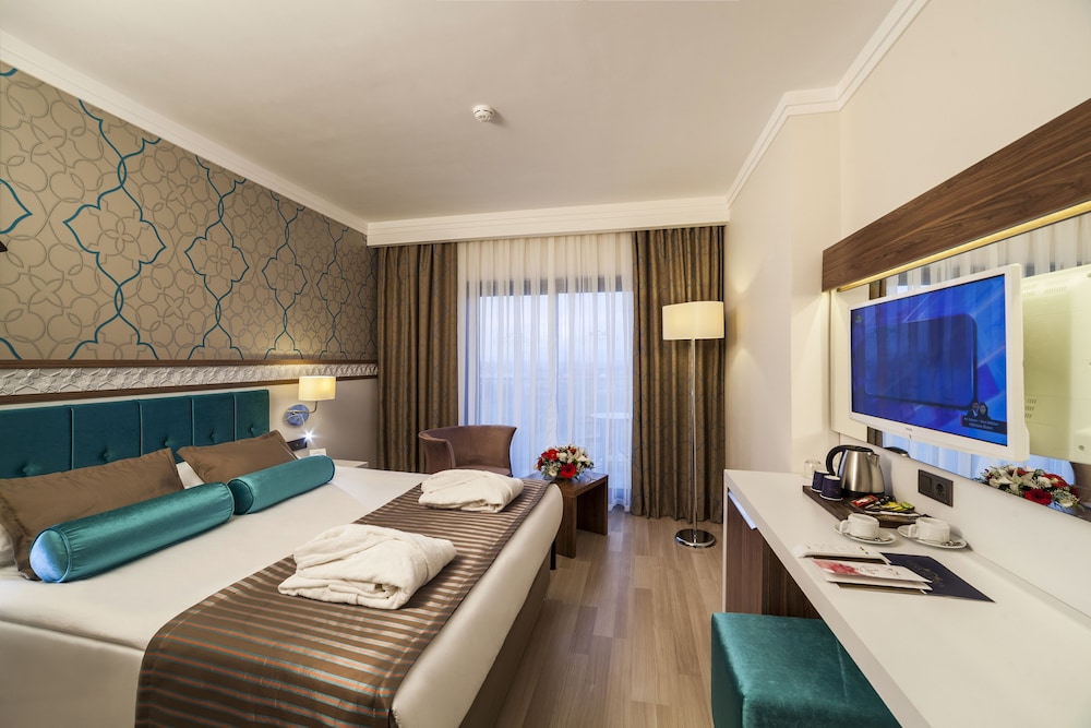 Comfort Room, 2 Bedrooms, Sea View (Land Side)