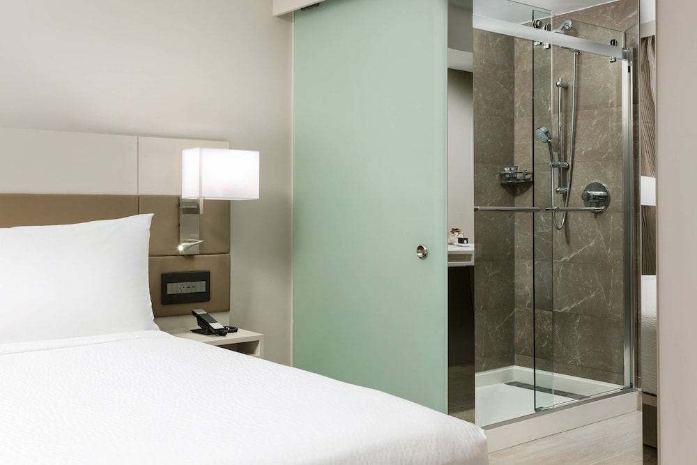 Suite, 1 Bedroom, Balcony - Photo 4