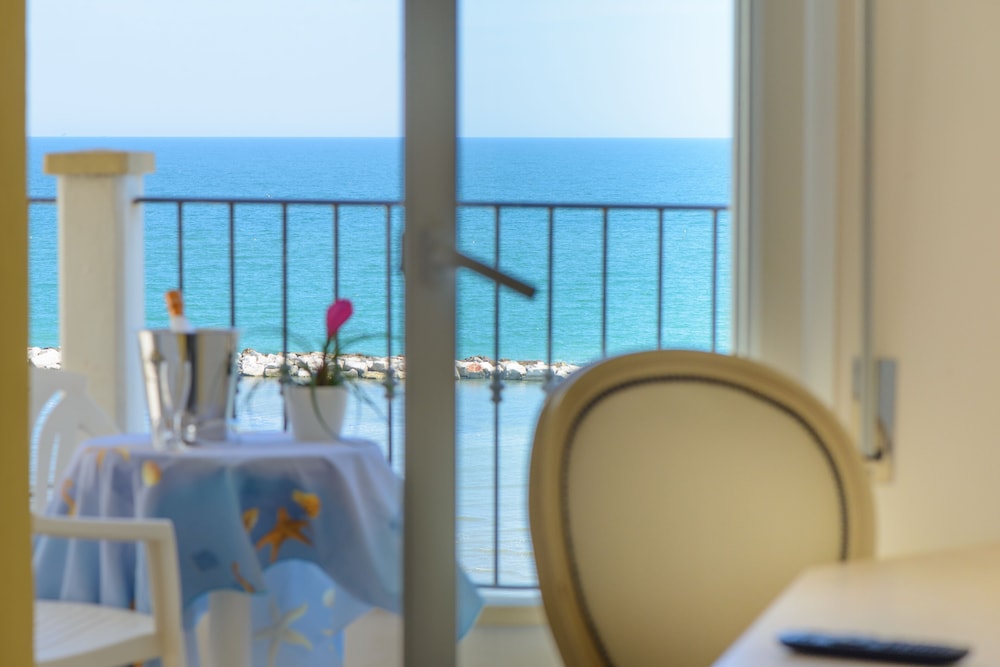 Superior Double Room, Sea View - Photo 3