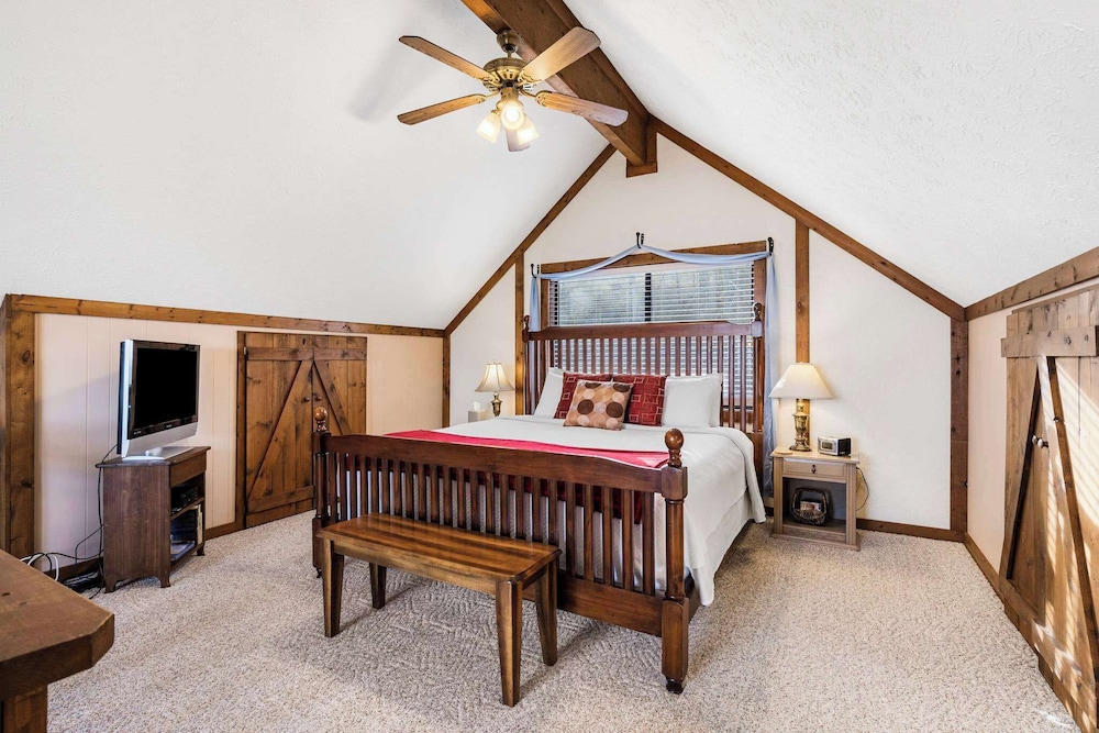 Cabin, 1 King Bed with Sofa bed, Balcony (Skipjack Cottage Branson) photo 3