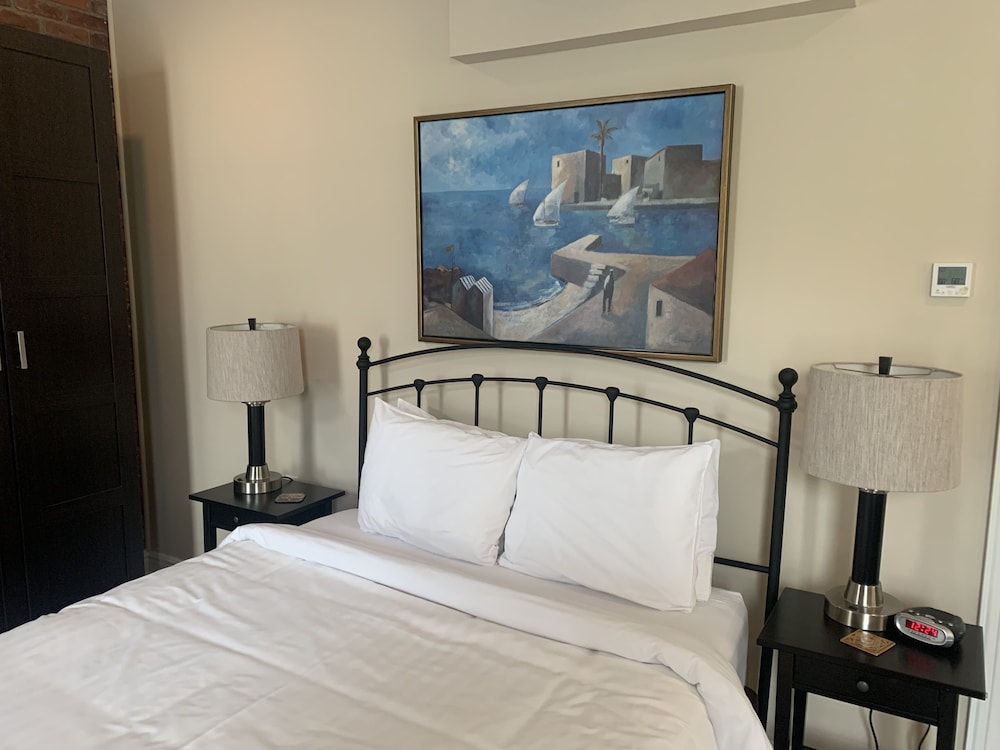Suite, Queen Bed, Ensuite (Suite One) photo 3