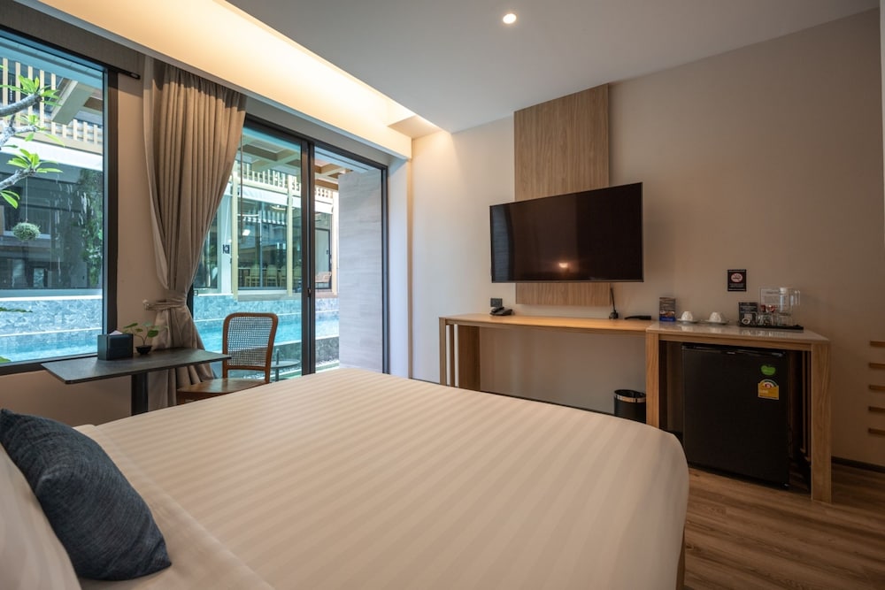 Deluxe Double Room, Pool Access photo 2