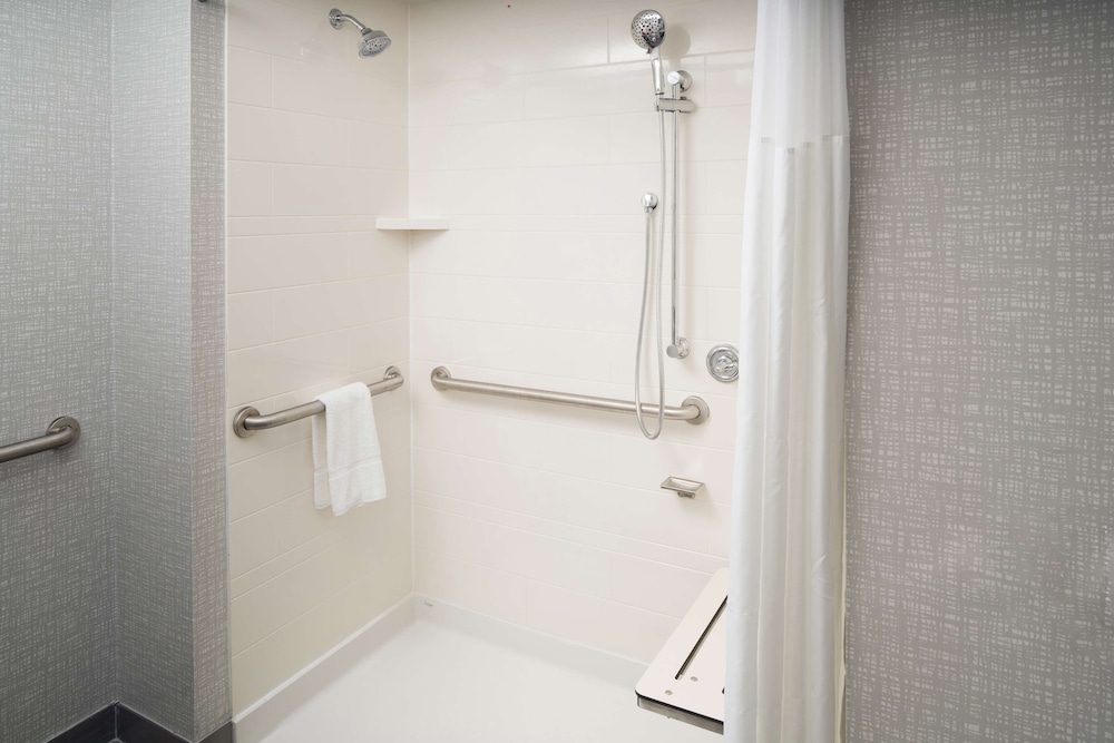 Room, 1 King Bed, Accessible - Photo 3
