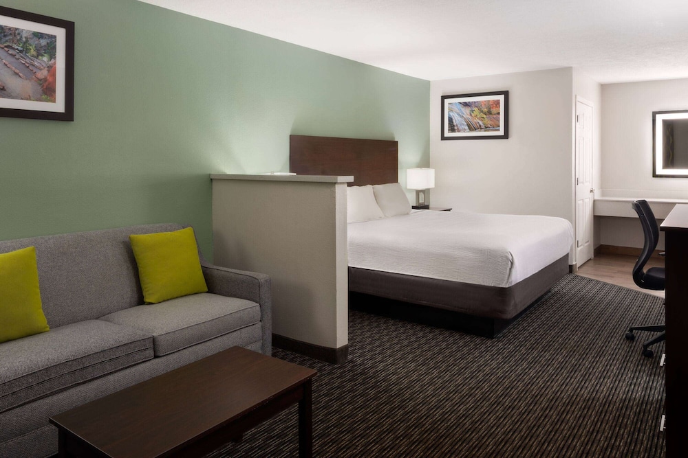 Suite, 1 King Bed, Non Smoking - Photo 5