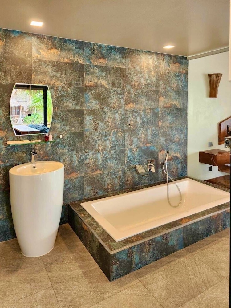 Beachfront Private Pool Villa - Photo 7