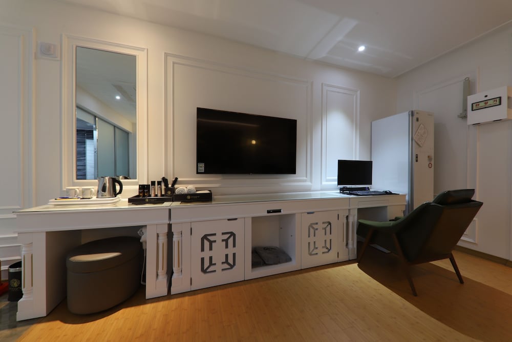 Room, Jetted Tub (Special) - Photo 5