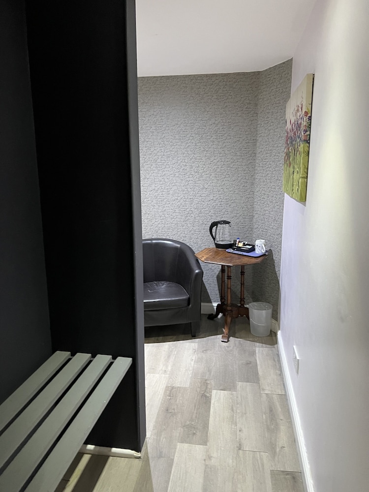 Basic Single Room, Ensuite, Courtyard View (Lower Floor) photo 2