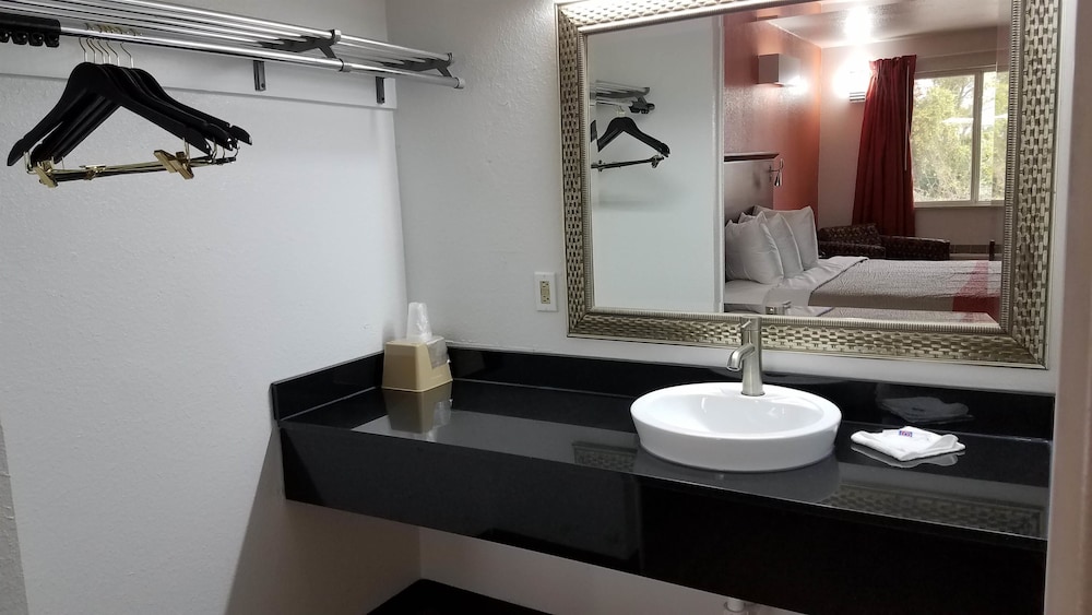 Standard Room, 1 King Bed, Non Smoking, Refrigerator & Microwave - Photo 12