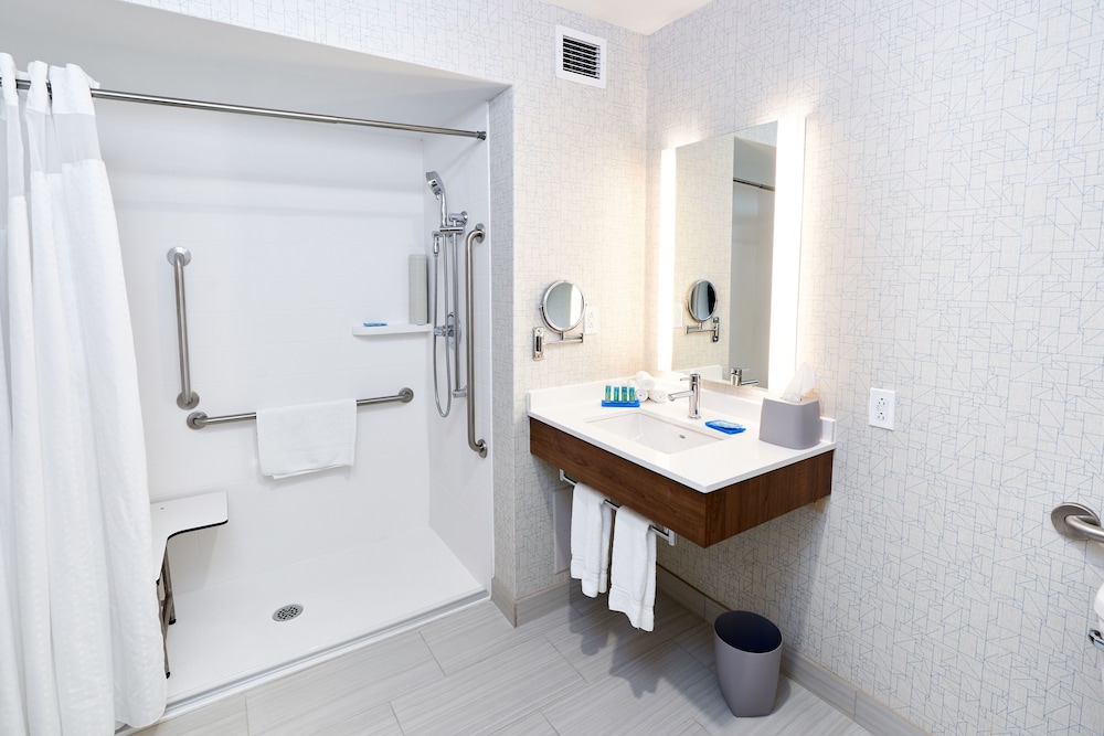 Standard Room, 2 Queen Beds, Accessible (Mobility, Accessible Tub) - Photo 4