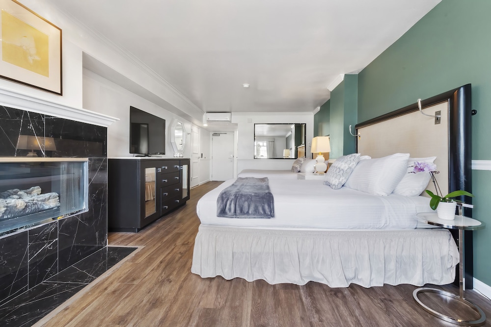 Room, Multiple Beds, Balcony (King) photo 2