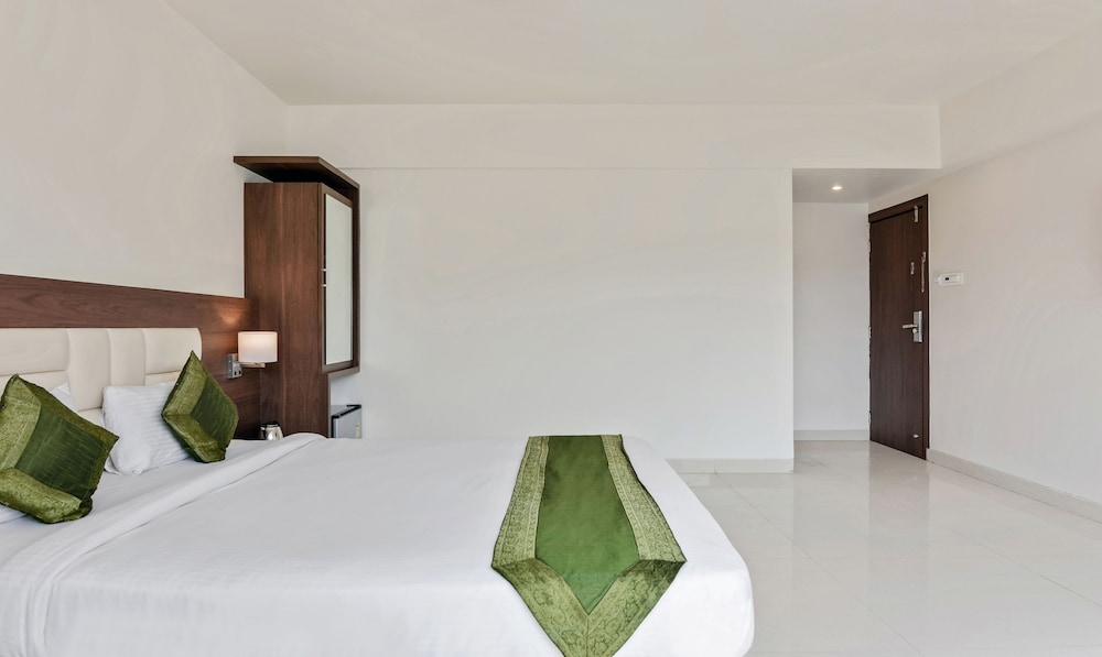 Deluxe Room, 1 Queen Bed, Non Smoking photo 2