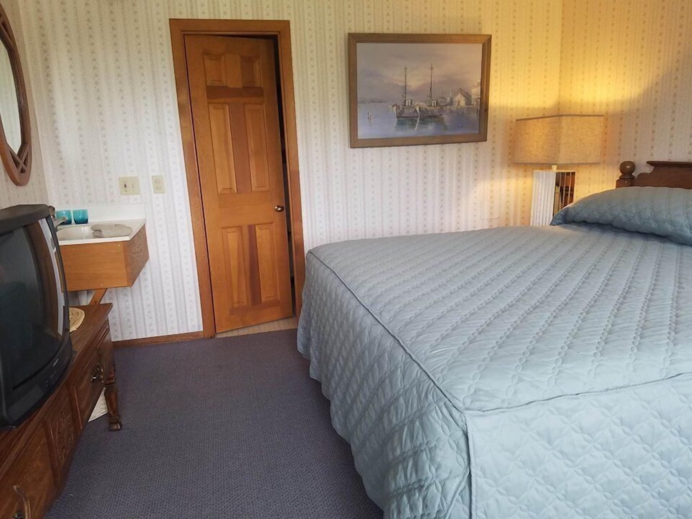 Standard Room, 1 King Bed photo 3