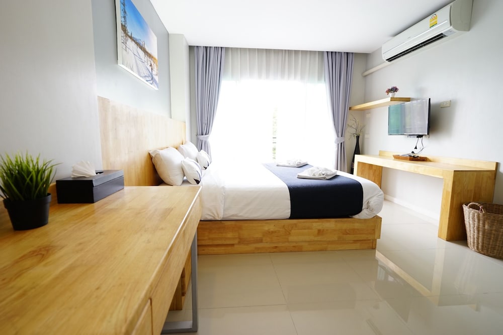Superior Room, 1 King Bed, Bathtub photo 3