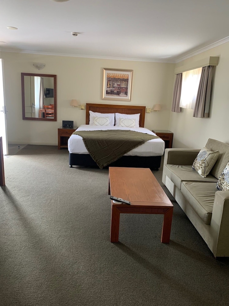Deluxe Room with Kitchenette photo 2