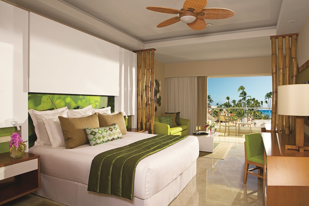 Preferred Club Jr. Suite Swim Up King Bed VIP Concierge incl. & Access to Breathless