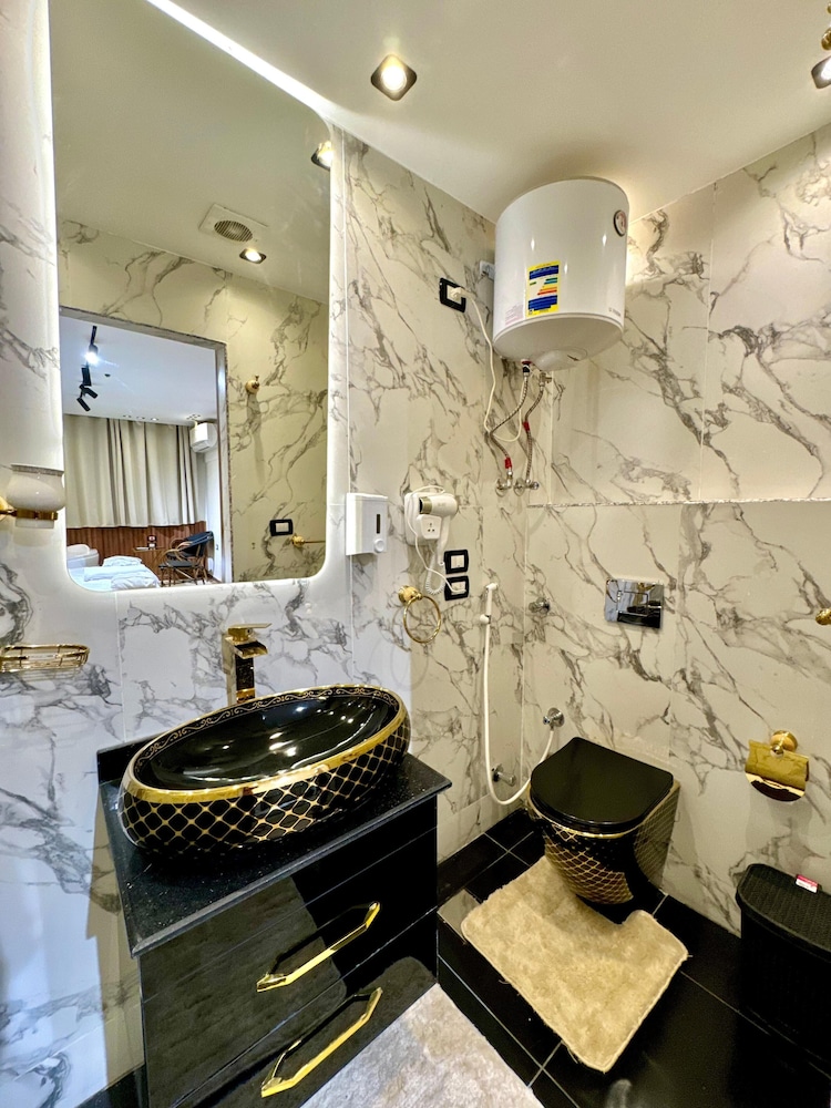 Luxury Jacuzzi Pyramids View Suite photo 3