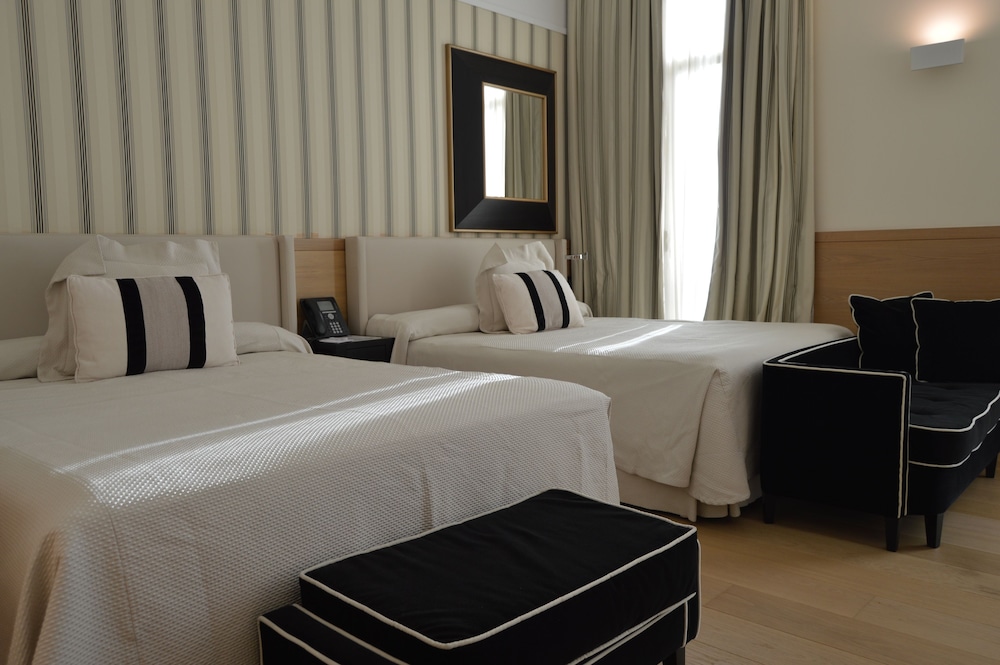Family Room, 2 Double Beds, Beach View photo 2