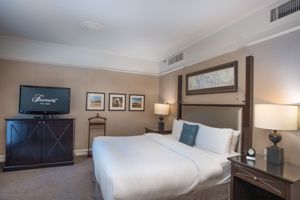 Deluxe Room, 1 King Bed, Non Smoking - Photo 7