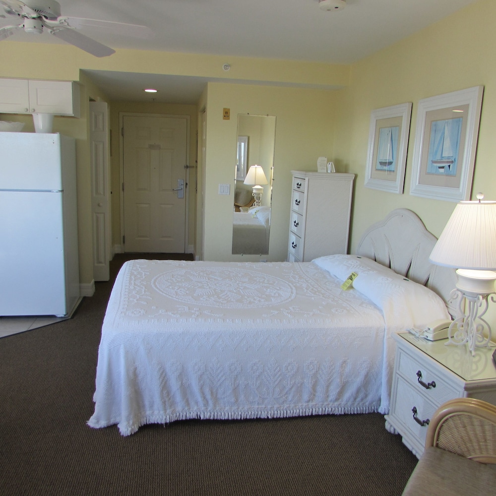 Studio, 1 Queen Bed, Partial Ocean View
